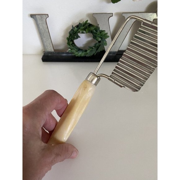 Vintage Vegetable Crinkle Cutter Potato Cheese Slicer Beige Plastic Handle EUC - Picture 5 of 16